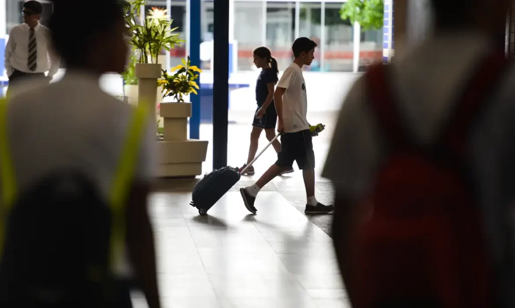 Menino brasileiro tem dedos amputados e mãe denuncia agressão em escola de Portugal