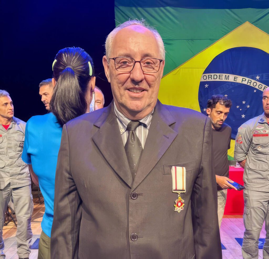 Autoridades recebem medalha Heróis do Fogo em cerimônia no Teatro Municipal