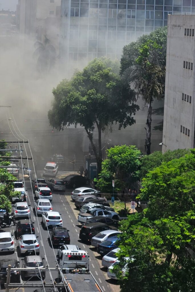 Incêndio de grandes proporções atinge restaurante em frente ao Fórum de Rio Preto