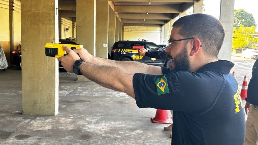 PRF de Rio Preto conclui treinamento para uso da nova arma Taser-10