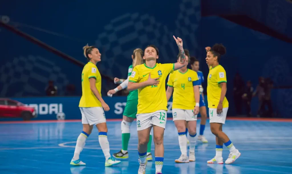 Brasil goleia Itália e avança para as quartas da Copa do Mundo de futsal