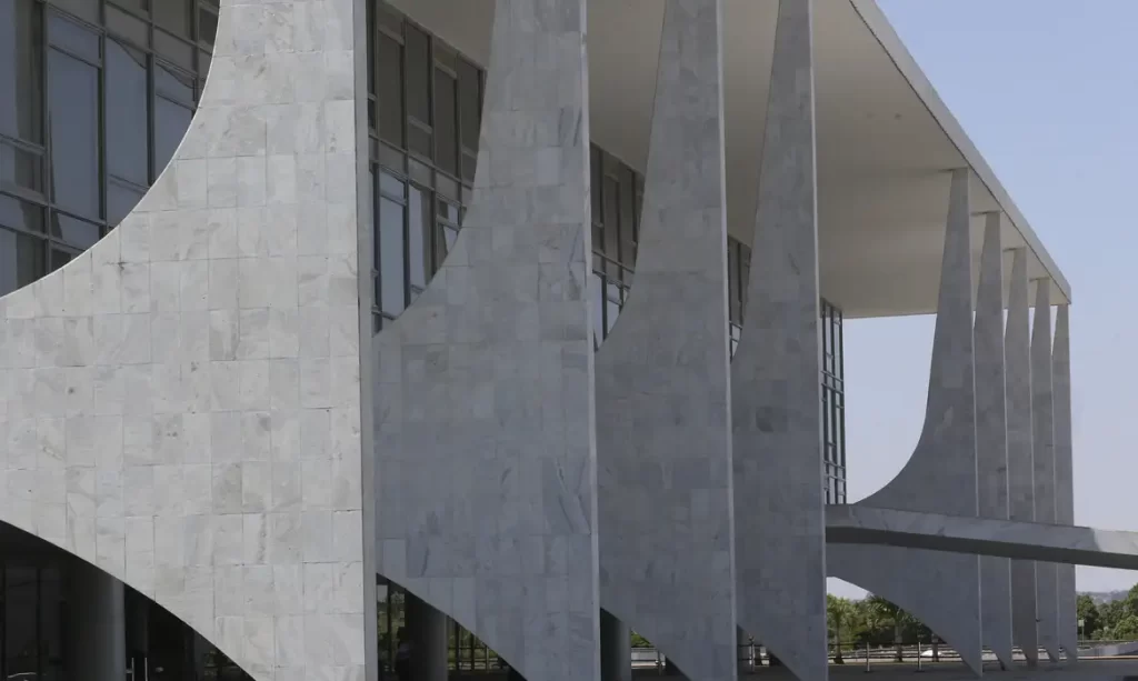 Governo sanciona lei que proíbe linguagem neutra em órgãos públicos