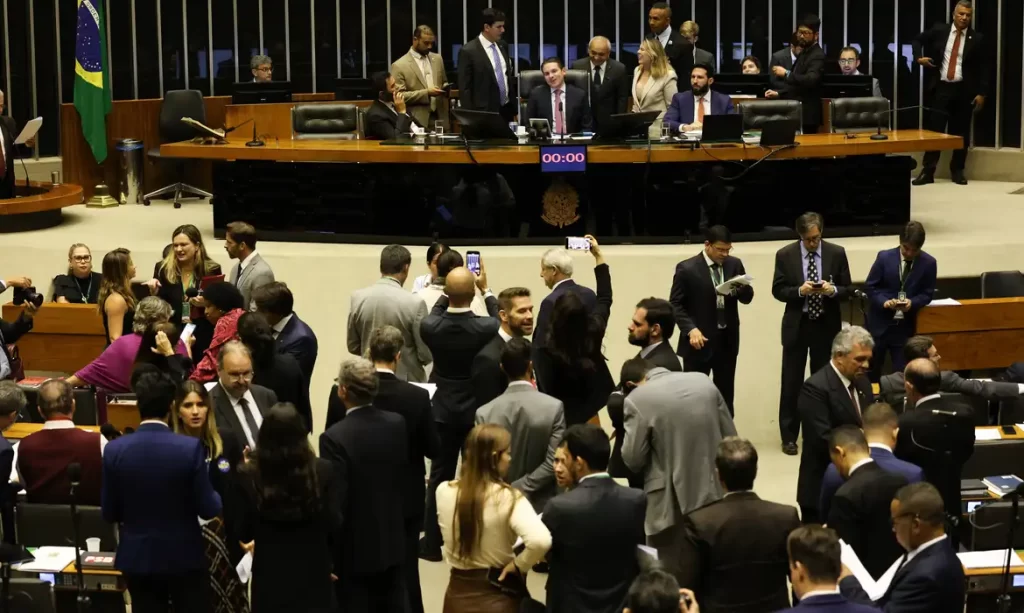 Câmara adia votação do projeto Antifacção para terça-feira