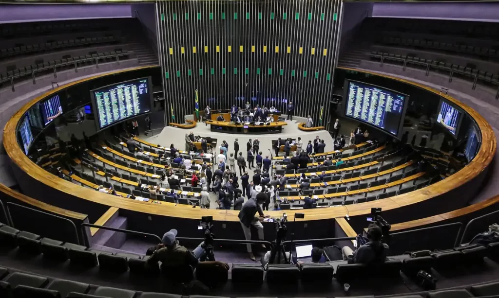 Lindbergh propõe mudança em regra de cassação por faltas na Câmara