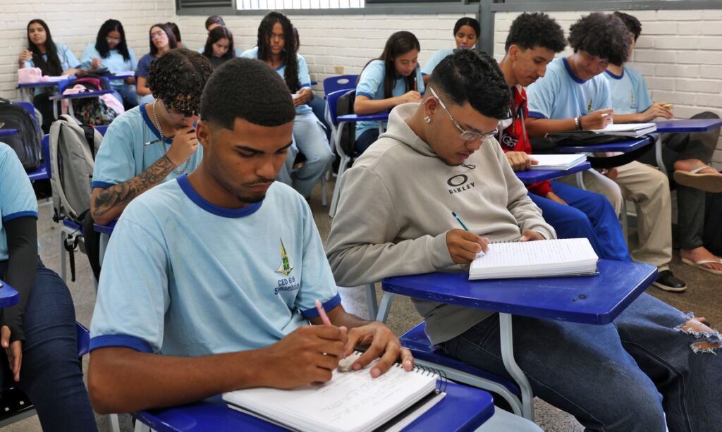Estudo mostra que renda e cor ainda influenciam conclusão do ensino médio