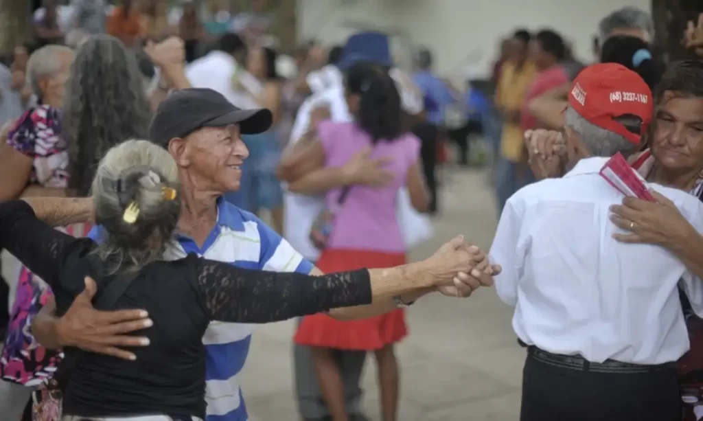 Expectativa de vida no Brasil sobe para 76,6 anos