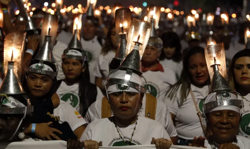Extrativistas marcham na COP pedindo reconhecimento na proteção das florestas