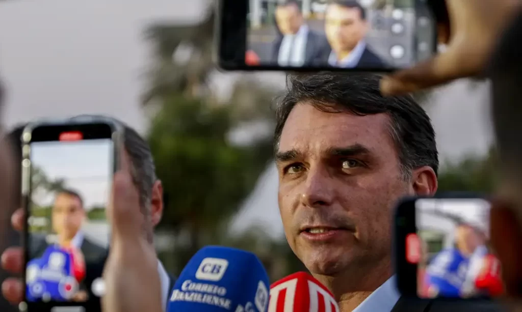Flávio busca estratégia para rebater culpa de Lula sobre tarifaço dos EUA