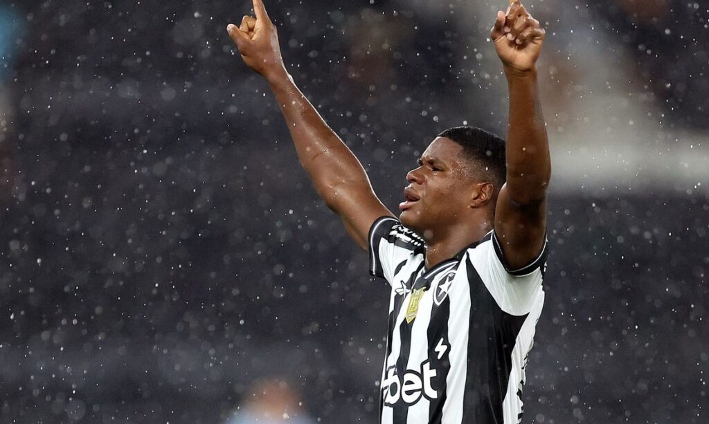Panamenho José Kadir marca dois gols e dá vitória ao Botafogo