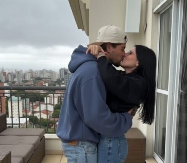 Zé Felipe e Ana Castela trocam beijos em especial de Natal