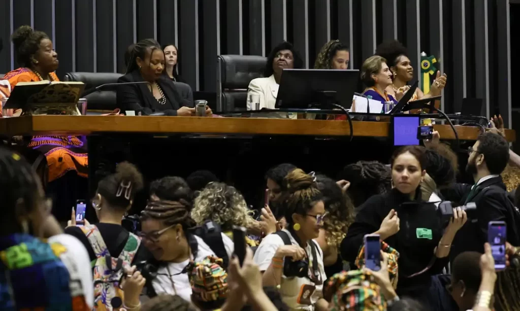 Estudo aponta desigualdade salarial para jovens negras no mercado de trabalho