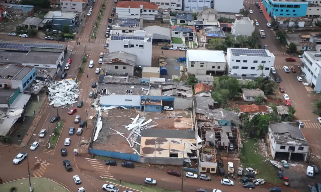 Governo anuncia recursos e ações após tornado no Paraná