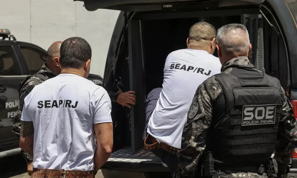 Chefes do Comando Vermelho são levados para presídios federais