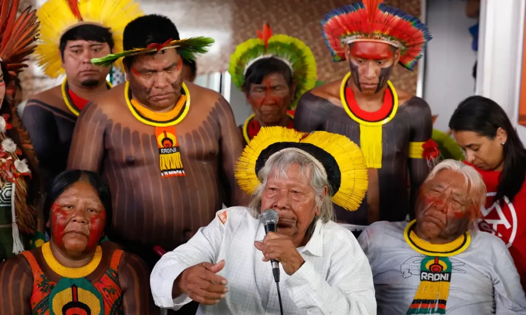 Cacique Raoni pede fim da exploração de petróleo na Amazônia