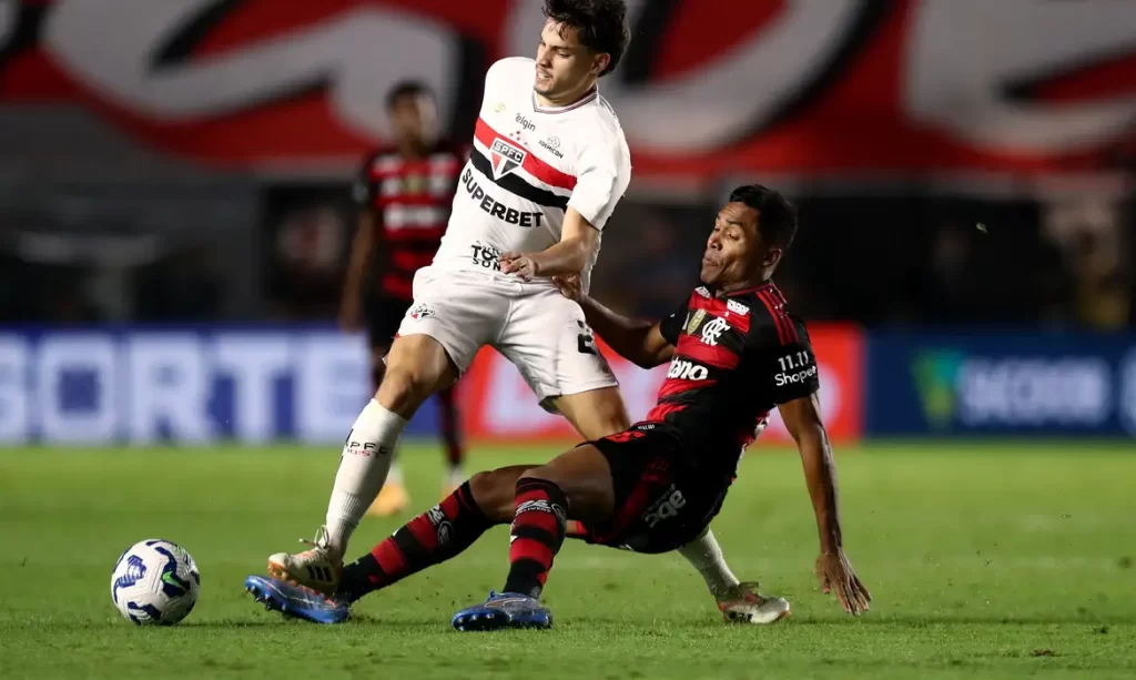 São Paulo empata com Flamengo e impede liderança do Rubro-Negro