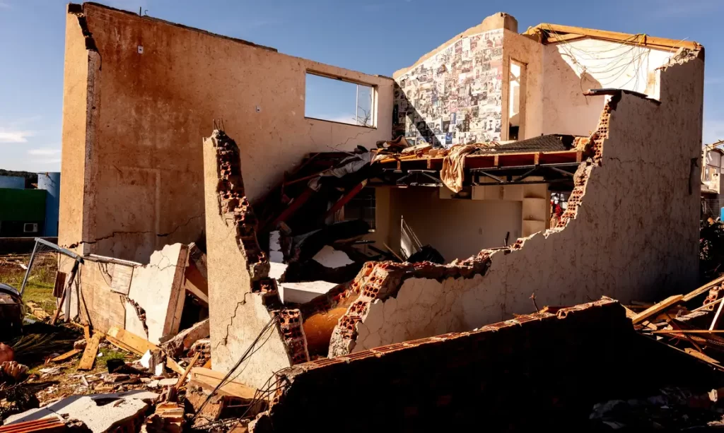 Famílias atingidas por tornado no Paraná vão receber até R$ 50 mil