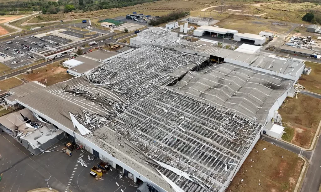 Toyota volta a produzir carros no Brasil após 40 dias parada