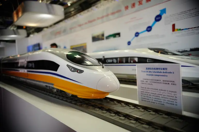 Trem bate e mata 11 pessoas em acidente ferroviário na China