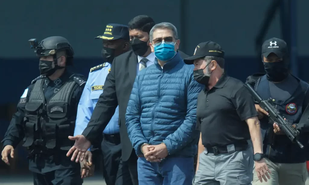 Ex-presidente de Honduras é libertado nos EUA após perdão de Donald Trump