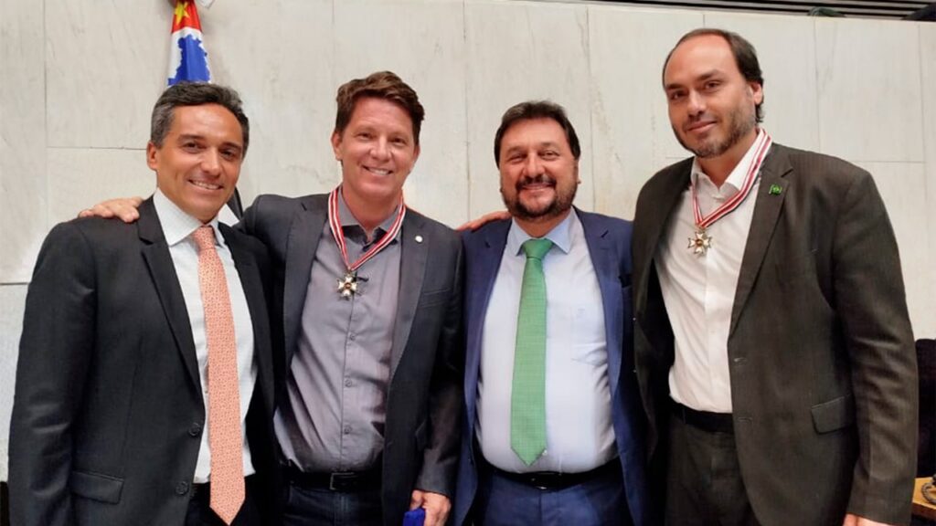 Tedeschi é o representante de Rio Preto em homenagem a Carlos Bolsonaro e Mário Frias na Alesp
