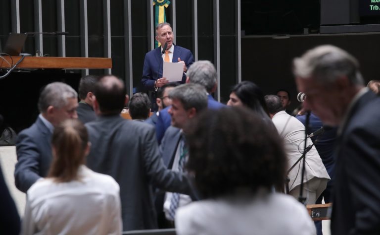 Câmara aprova corte de benefícios fiscais e aumento de impostos para bets