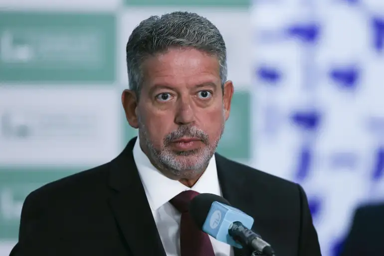 PF faz buscas na Câmara e mira ex-assessora de Arthur Lira em esquema de “orçamento secreto”