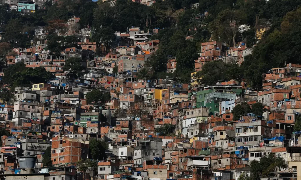 Quase 20% dos moradores de favelas vivem em vias onde carros não passam