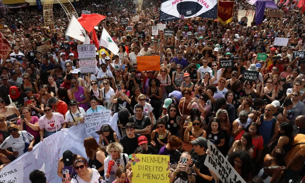 Ato reúne milhares na Paulista contra feminicídio