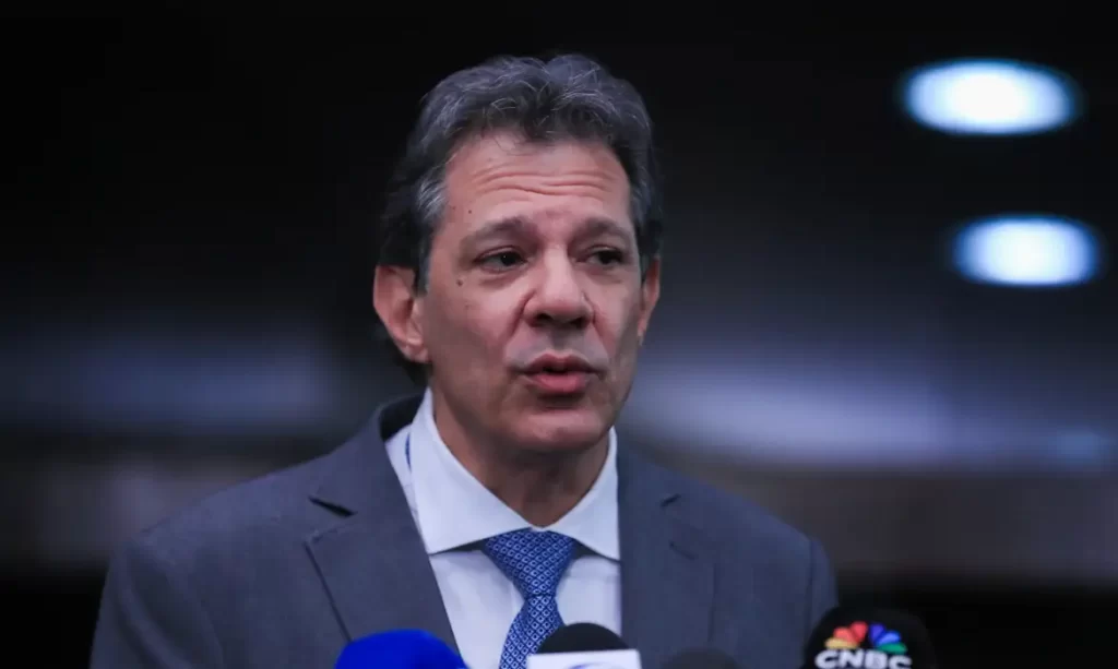 Haddad busca cooperação com EUA para rastrear peças de fuzis