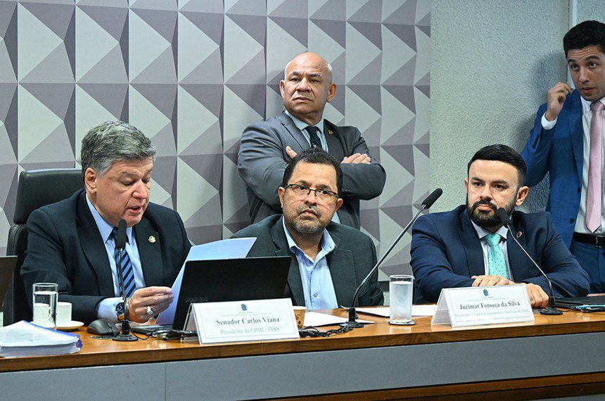 Ex-diretor do INSS depõe, mas não explica aumento de descontos