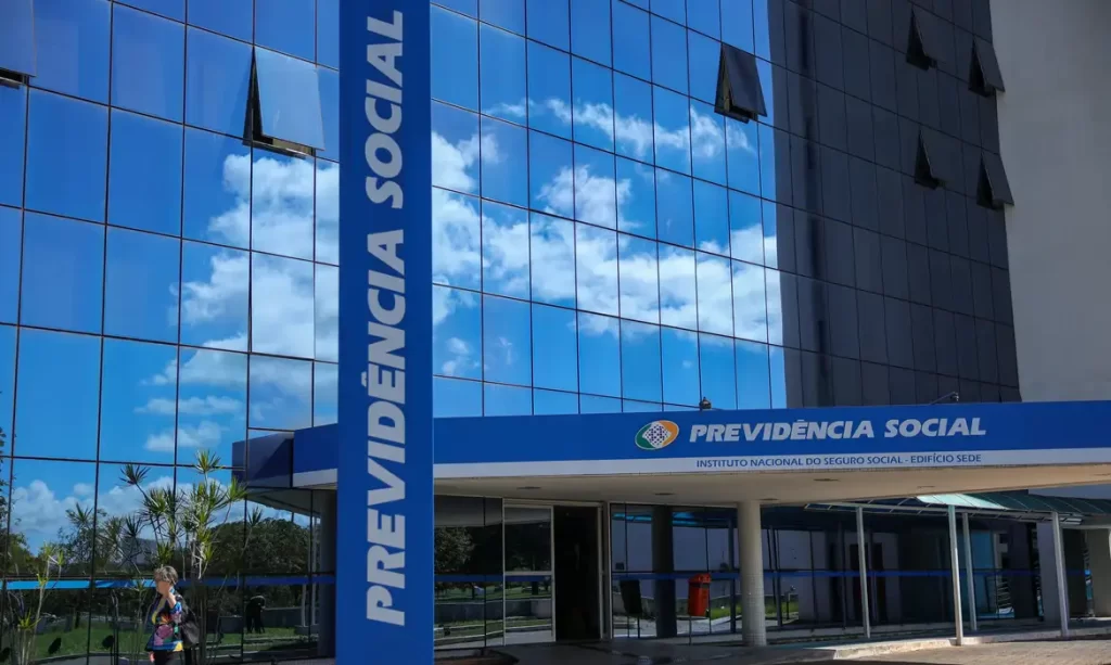PF faz nova operação contra fraudes no INSS e mira autoridades