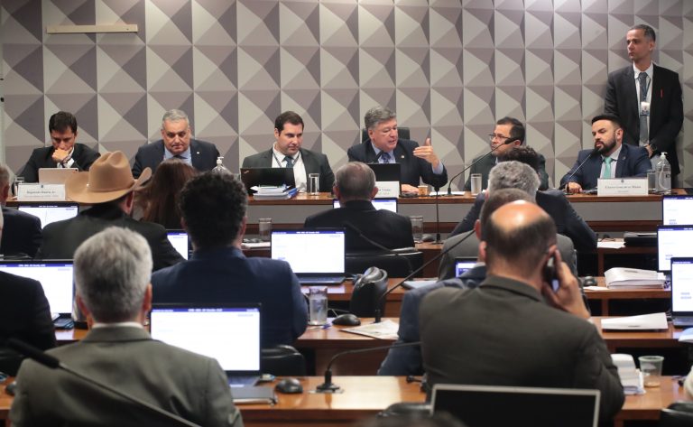 Ex-diretor do INSS depõe, mas não explica aumento de descontos