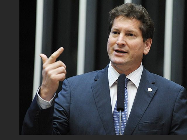 Deputado lança livro e defende tarifa zero no transporte público