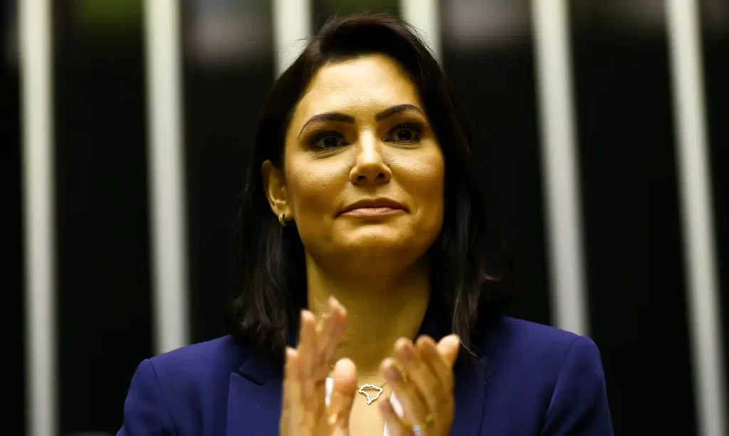 A ex-primeira-dama Michelle Bolsonaro decide não fazer campanha para Flávio Bolsonaro