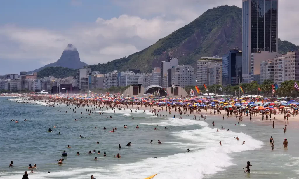 Ultraleve cai no mar da Praia de Copacabana