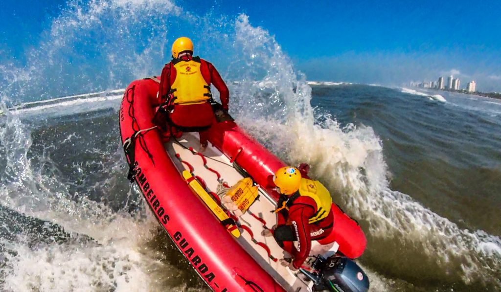 Bombeiros salvam mais de 1,1 mil pessoas nas praias de SP nas férias