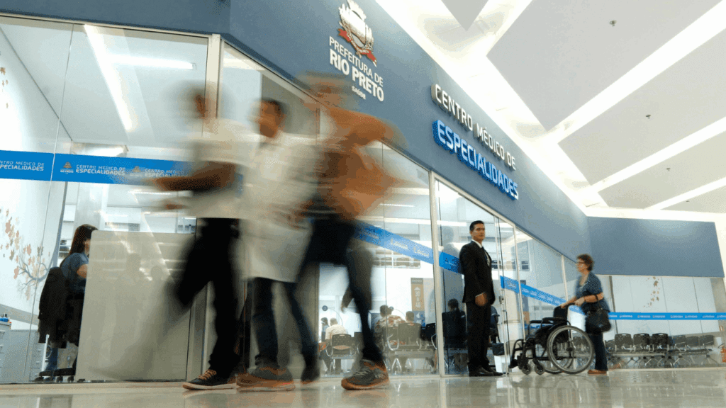 Mulher processa Prefeitura e shopping após porta de vidro cair durante atendimento médico