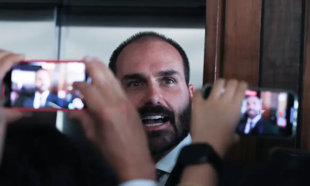 PF determina retorno de Eduardo Bolsonaro ao cargo de escrivão