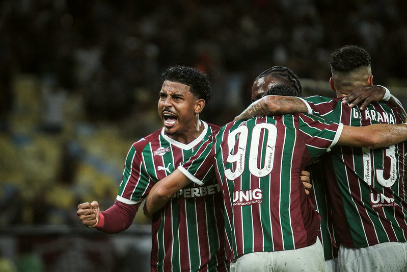 Fluminense vence o Flamengo e assume a liderança do Carioca