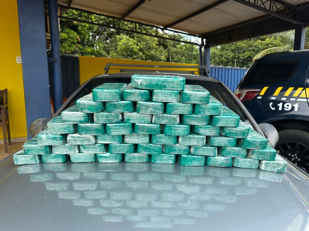PRF apreende mais de 50 quilos de cocaína escondidos em carro em Lins