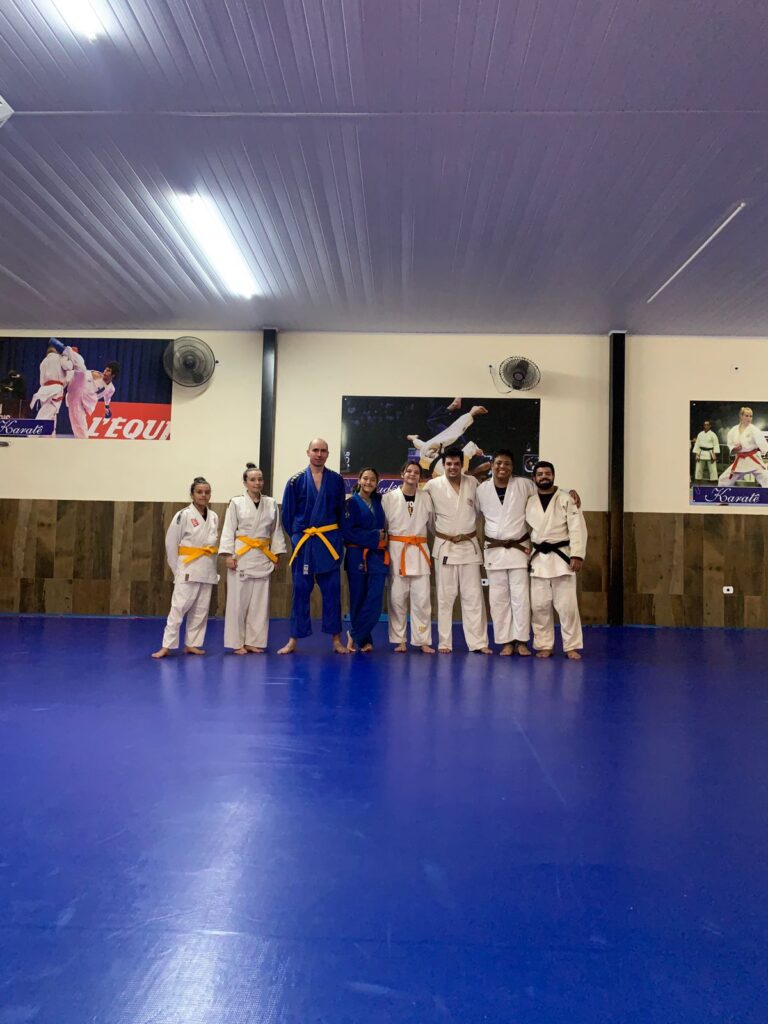 Atletas da Associação Matsumi abrem o ano em treinamento nacional em Divinolândia
