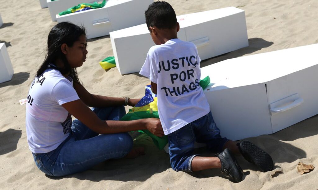 PMs acusados da morte de menino na Cidade de Deus vão a júri popular