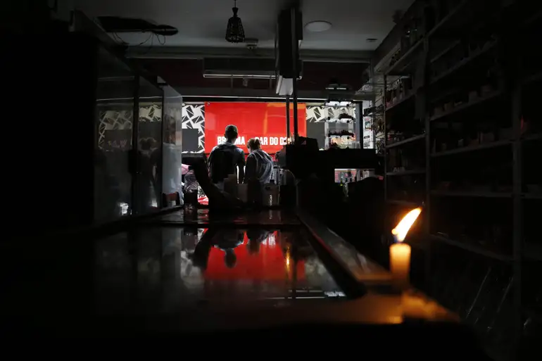 Temporais causam alagamentos e deixam bairros sem luz em São Paulo