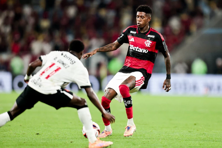 Flamengo vence o Vasco e conquista primeira vitória no Carioca