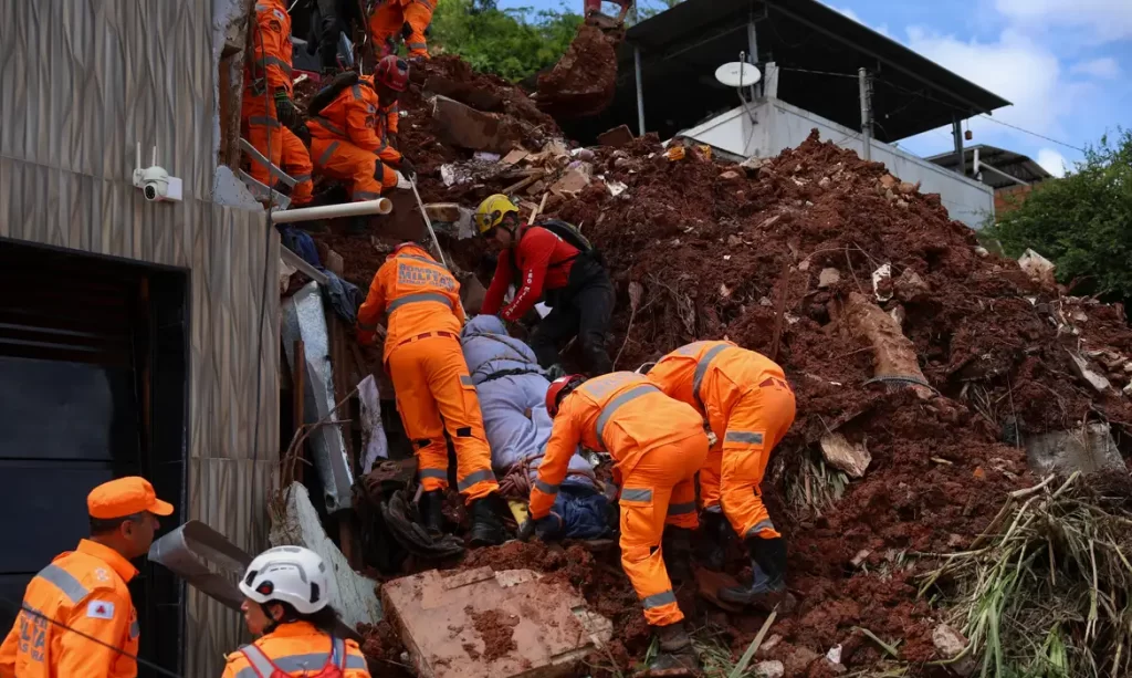 Número de mortos por chuvas em Juiz de Fora e Ubá sobe para 53
