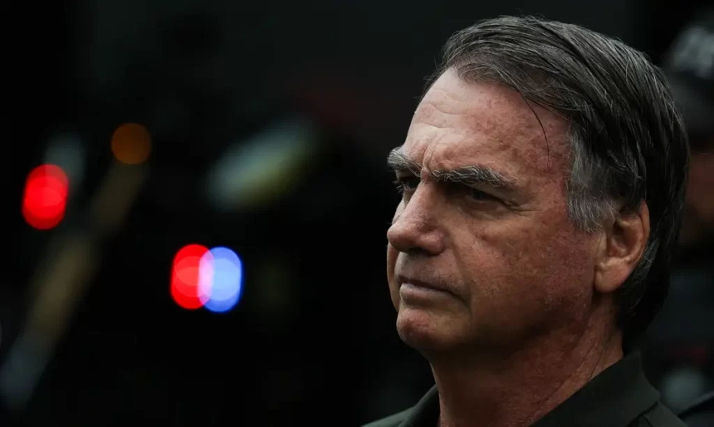 Bolsonaro recebe alta hospitalar e passa a cumprir prisão domiciliar