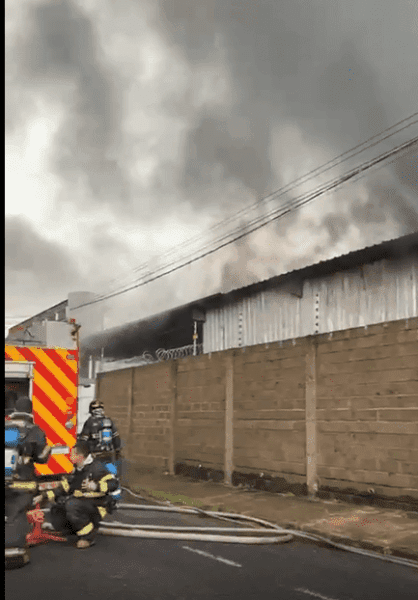 Incêndio atinge depósito de insumos da Saúde no Parque Industrial