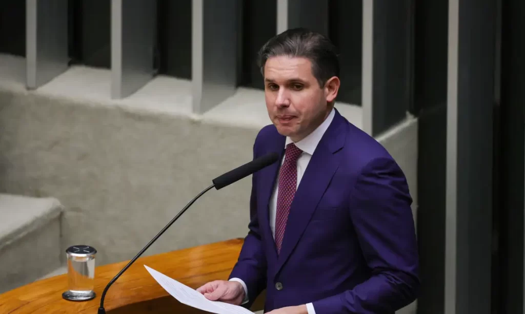 Hugo Motta promete avançar debate sobre fim da escala 6×1
