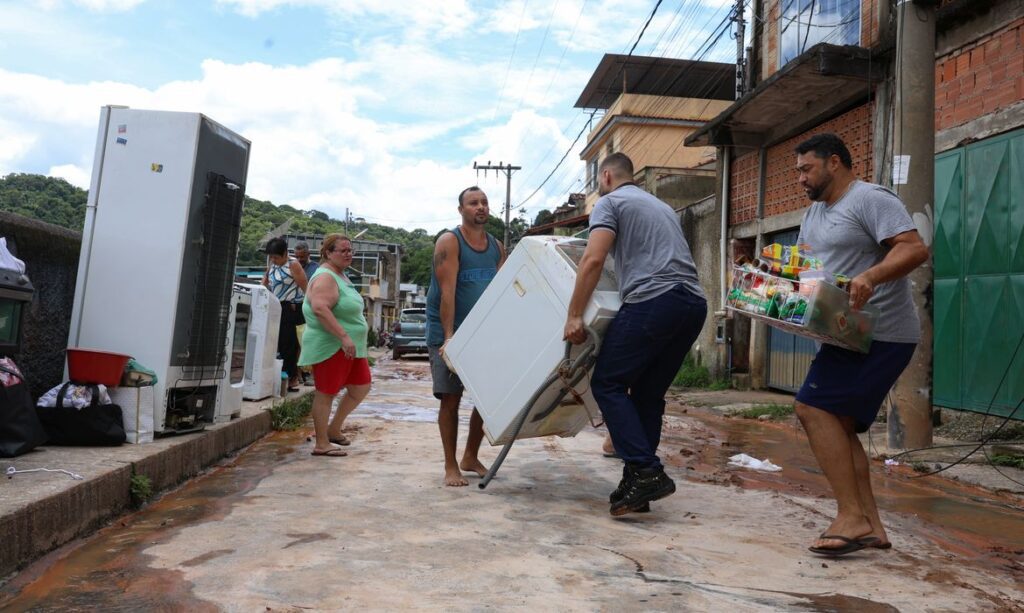 Saúde envia equipes do SUS para ajudar cidades atingidas pela chuva em Minas
