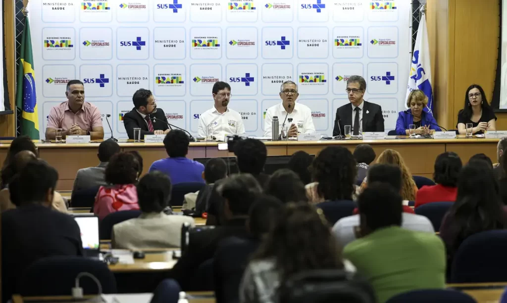 Saúde anuncia 3 mil vagas de residência médica e 900 para especialistas